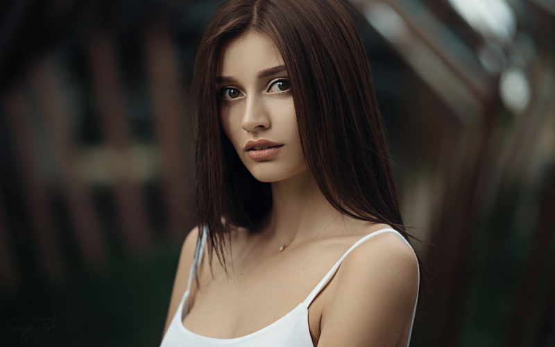 contemplation, hairstyle, depth of field, looking at camera, one person, hair, beautiful woman, women, focus on foreground, young adult, looking, beauty