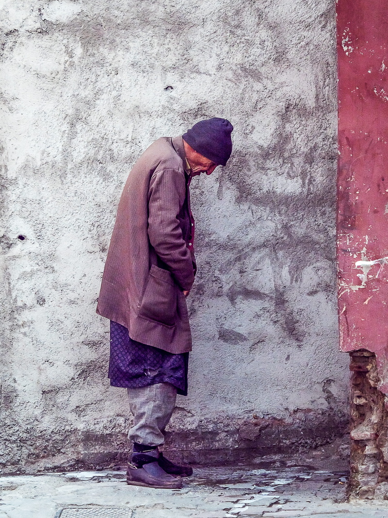 beside, day, wearing, warm clothing, men, adult, 4K, person, building exterior, clothing, social issues, lifestyles, built structure, side view, brown