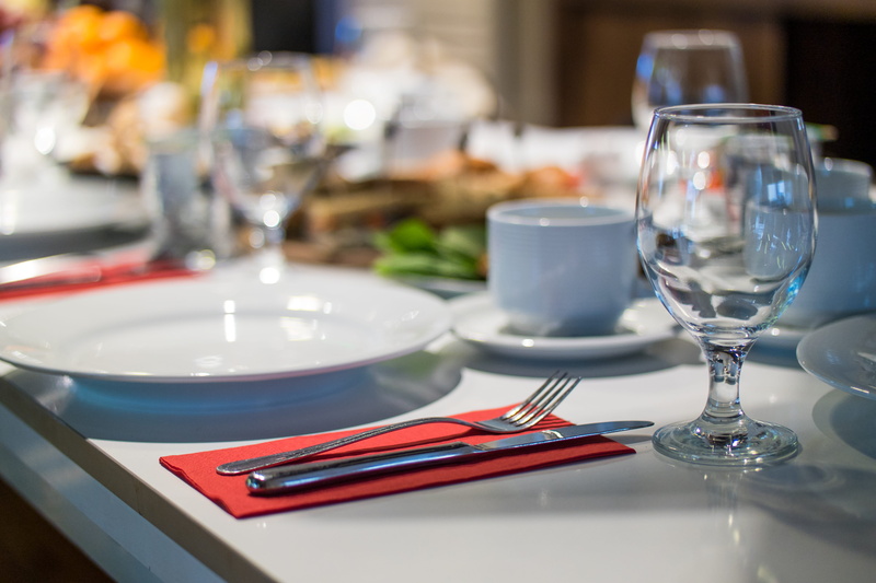 close-up, formal, silverware, close, drinking glass, dining table, photo, drink, blur, glass items, focus on foreground, spoon, still life, indoors, napkin