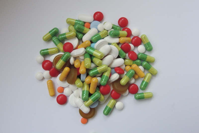 indoors, cure, capsule, treatment, medic, variation, pharmacy, medicine, drug, studio shot, green color, dose, high angle view, directly above, still life