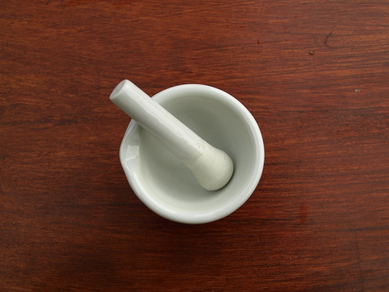 healthcare and medicine, 2K, compatibility, pulvérisation, mortar, mortar and pestle, bowl, ceramic, still life, food, directly above, pound, white color