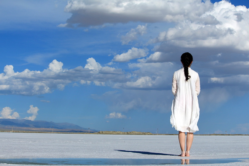 scenics - nature, flat, beauty in nature, look into the distance, standing, full length, sky, real people, wearing, tranquility, water, 1080P, outdoors