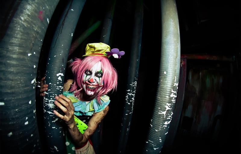 costume, one person, young women, looking at camera, day, real people, dyed hair, leisure activity, lifestyles, casual clothing, standing, 1080P, clowns