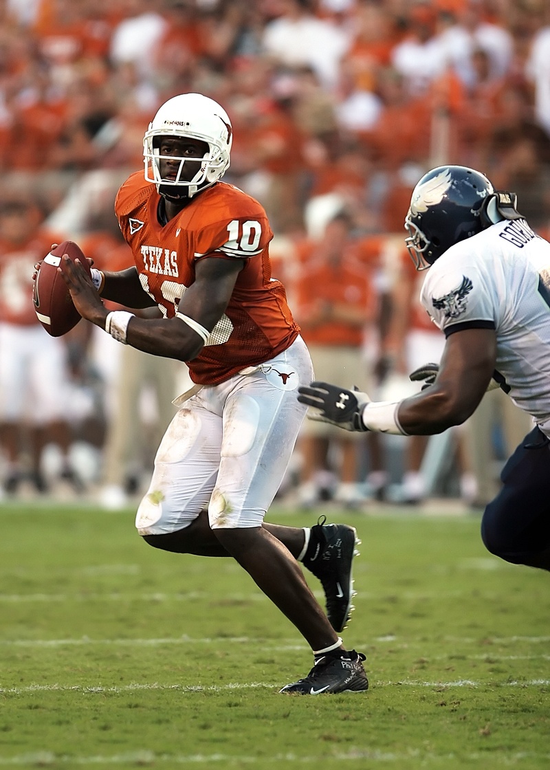 american football player, young adult, american football - ball, running, sports helmet, field, effort, helmet, 1080P, american football field, sports equipment