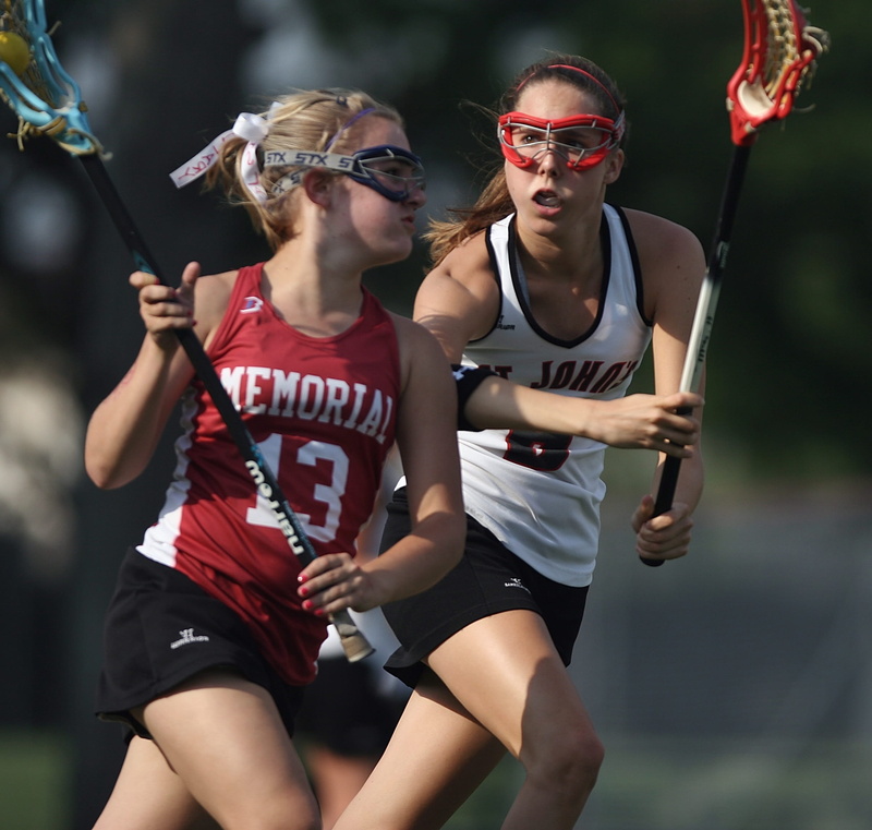 game, teen, 1080P, sport, sunglasses, people, front view, leisure activity, holding, activity, girl, focus on foreground, glasses, women, action, high school