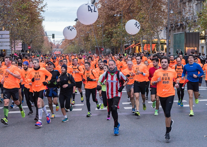 fight, competition, career, architecture, compete, lifestyles, adult, walking, marathon, women, camera, atletic, orange, clothing, 5K, day, madrid, group of people