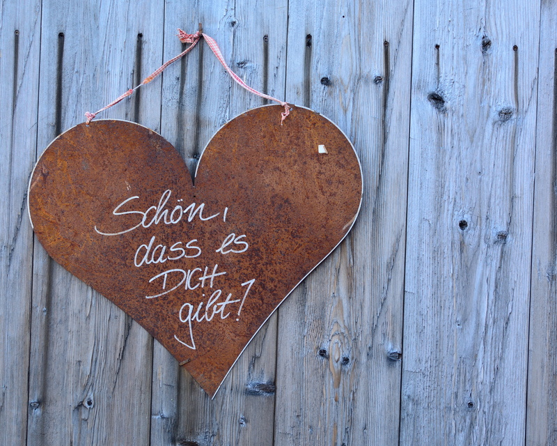 heart Shape, 4K, wall, romantic, backgrounds, hanging, rustic, no people, communication, romance, signage, food, old-fashioned, indoors, table, text, positive emotion