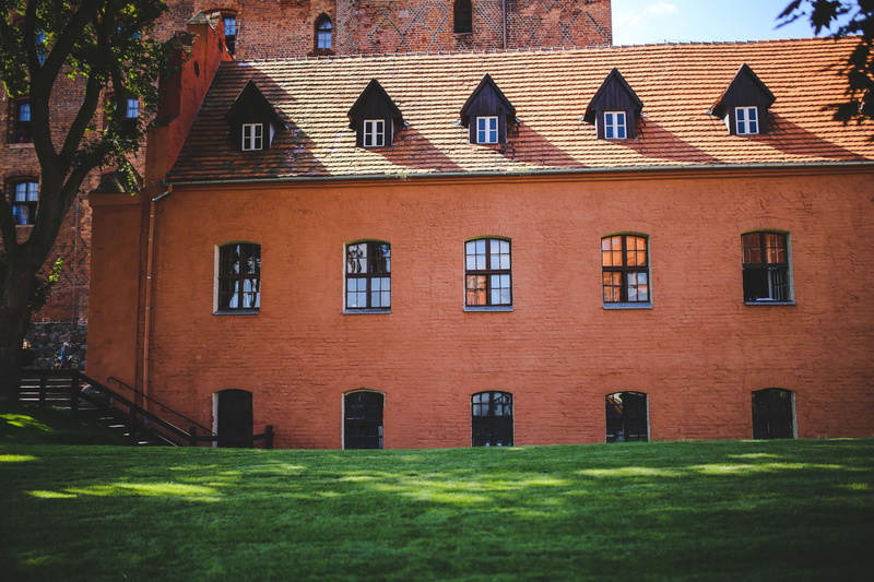 travel, residential district, family, orange, land, bricks, tree, green, city, town, roof, day, outside, no people, red, plant, window, brick, sunlight
