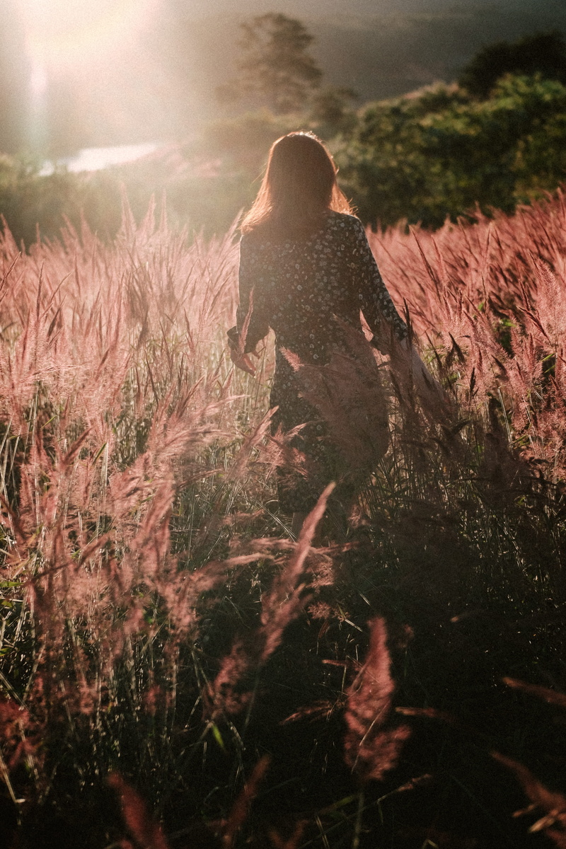 wear, day, reeds, walking, trees, women, sky, sunlight, girl, lifestyles, young, casual, fashion, pose, model, lady, scenic, colors, nature, environment