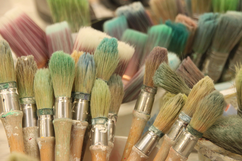 lot, focus on foreground, large group of objects, painting, workshop, make-up, paint, choice, make-up brush, multi colored, brown, brush, art and craft equipment