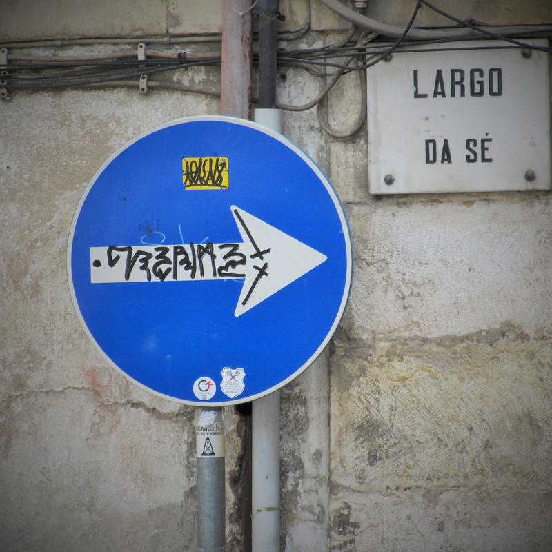 warning sign, wall - building feature, 2K, communication, mandatory, information, road, text, message, road sign, symbol, close-up, sign, blue, non-western script