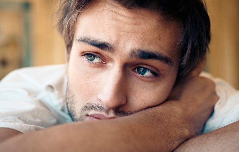 one Person, sitting, confidence, sadness, one Young Man Only, face, male Beauty, one Man Only, close-up, smiling, indoors, beautiful, beautiful People