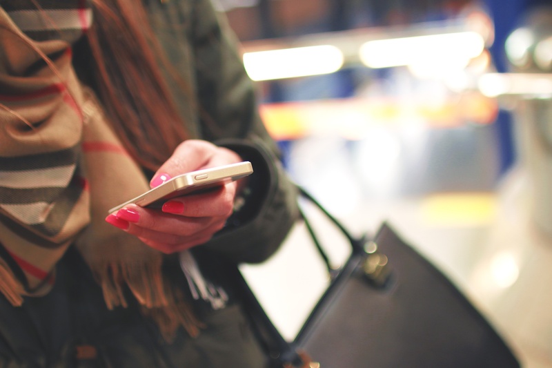 iphone, coat, black, young Adult, people, 2K, text Messaging, females, mobile Phone, wearing, phone, human hand, real people, internet, texting, wireless Technology
