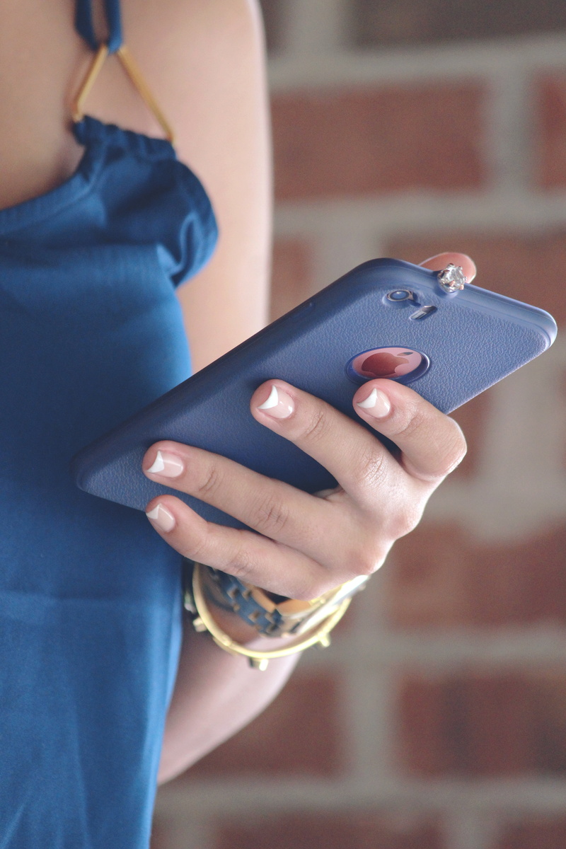 human body part, outdoors, cell, smartphone, woman, telephone, using, on the phone, communication, day, mobile, business phone, hand, nail polish, 5K