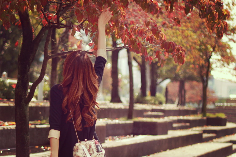 young Adult, red, 1080P, holding, warm clothing, elbow, urban Scene, sleeved, adult, hair, standing, women, one woman only, outdoors, beautiful, hairstyle