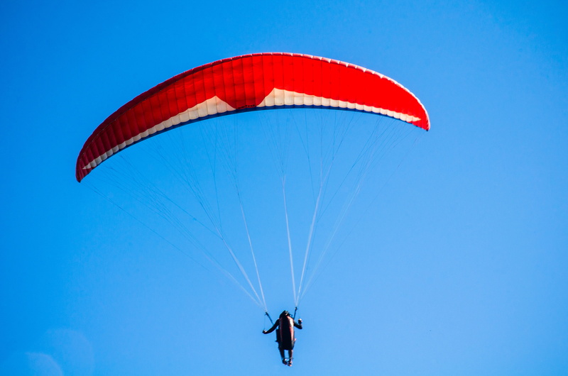 excitement, mountains, olympics 2016, city, nature, unrecognizable person, clear sky, lifestyles, rio de janeiro, sport, freedom, blue, paragliding, niterói