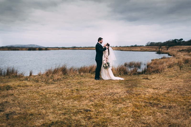 bridegroom, 5K, groom, woman, kiss, wedding dress, couple, marriage, wedding, body, adult, plant, married, water, real people, love, join, brown, man