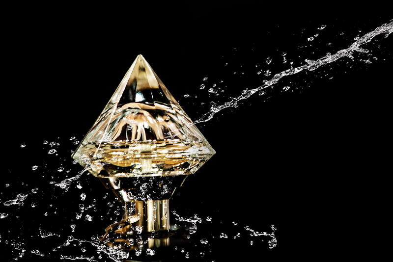 resistance, reflection, close-up, night, degree of hardness, valuable, splashing, drop, motion, indoors, movement, single object, expensive, glass, perfume