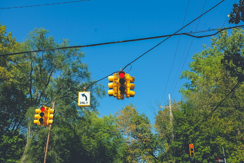 electricity, stop light, traffic, no people, light, red light, 1080P, road, arrow, low angle view, day, red, plant, traffic light, outdoors, displaying