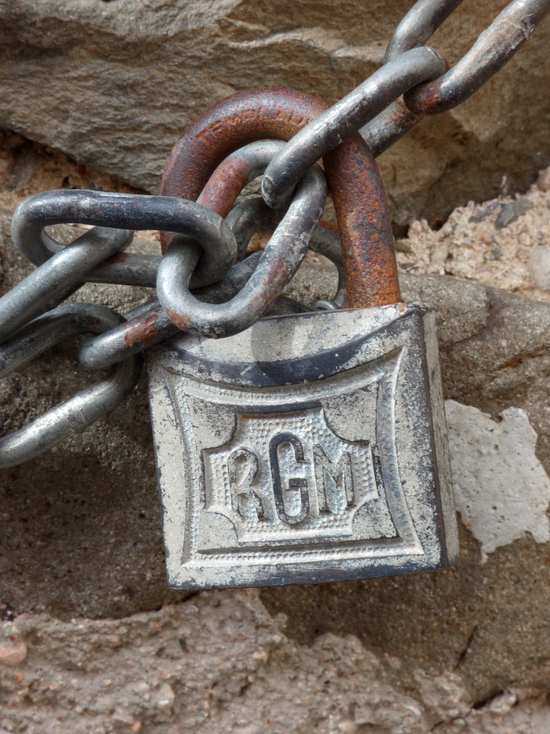 Closed, Close, western script, Vintage, 4K, lock, text, silver colored, forbidden, Old, rusty, solid, metaphor, protection, security, outdoors, communication