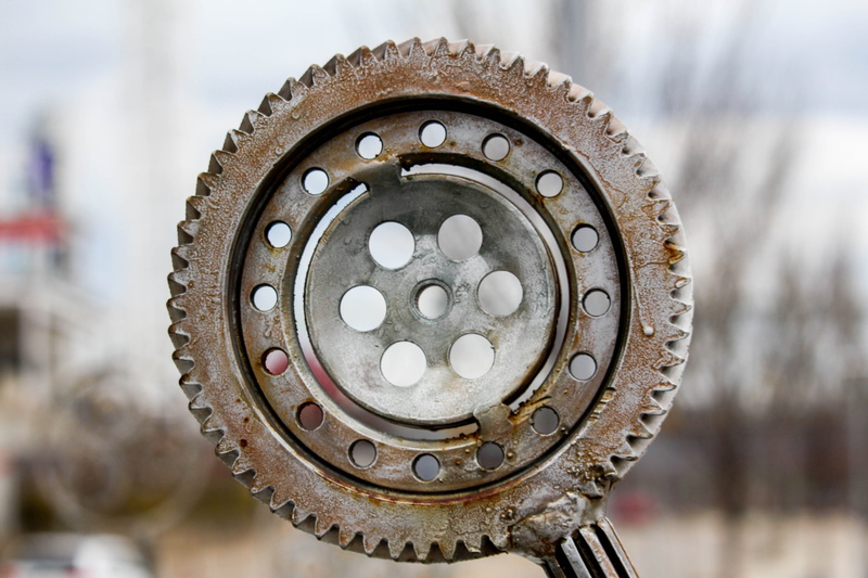 design, metal, close-up, day, no people, antique, indoors, 5K, wheel, technology, shape, banks, silver colored, rusty, machine, retro styled, focus on foreground
