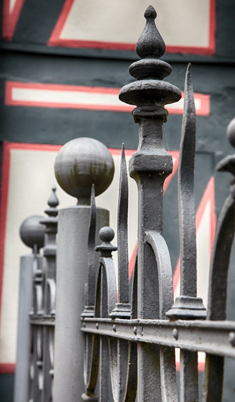 grid, red, safety, old, decorative, building exterior, iron gate, iron railings, craft, bars, close-up, verschnörkelt, sunlight, fence, security, input