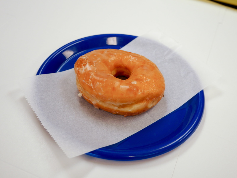 paper plate, table, indulgence, freshness, unhealthy eating, bakery, yeast, treat, plate, colorful, small group of objects, sitting, donut, food, studio shot