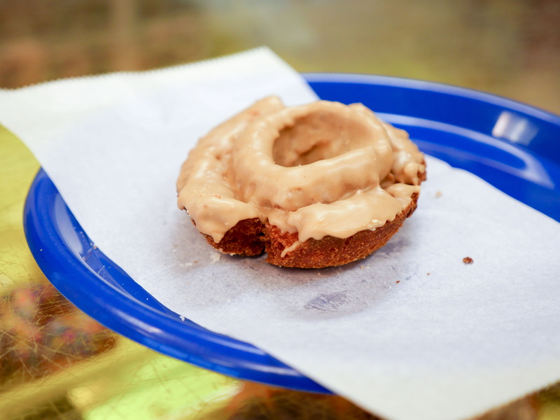 serving size, still life, sweet food, day, indulgence, frosted, round, sweet, sprinkles, food and drink, selective focus, fried, no people, plate, cake