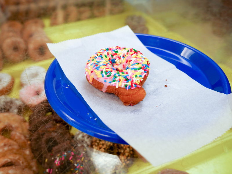 round, dessert, no people, pastry, snack, baked, treat, bakery, freshness, sugar, white, food, yeast, doughnut, indulgence, paper plate, sitting, selective focus