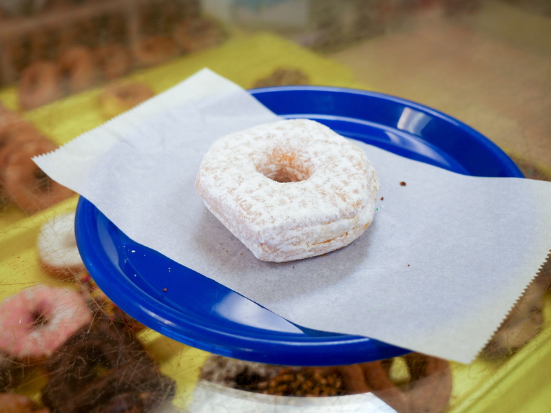 shop, pastry, selective focus, frosted, fried, close-up, baked, yeast, unhealthy eating, freshness, plate, round, powdered, sugar, sprinkles, no people