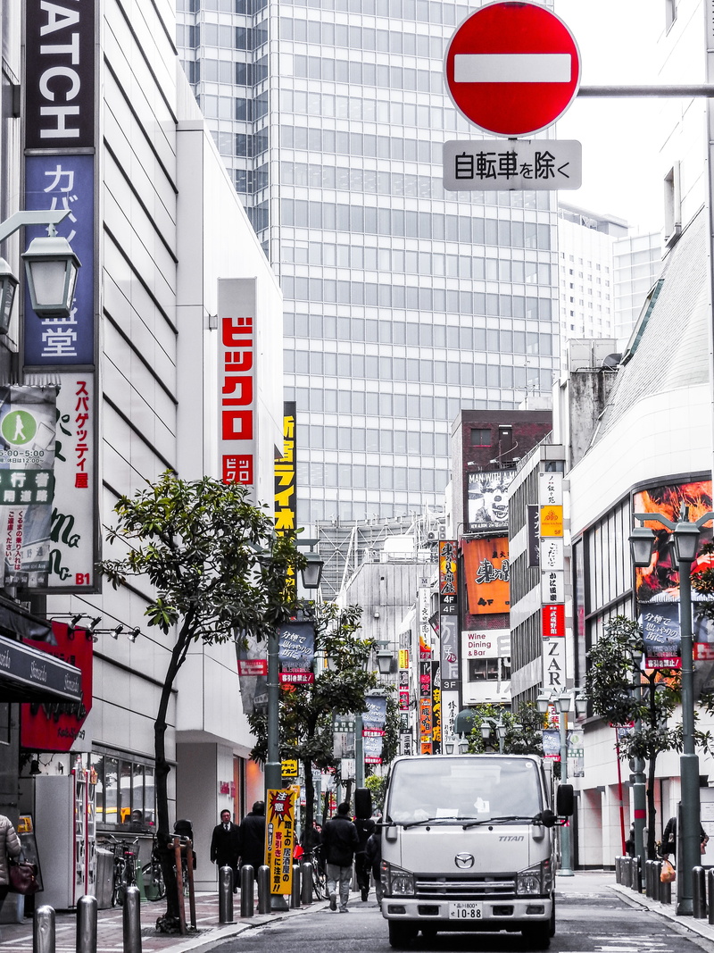 4K, mode of transportation, street, truck, building exterior, day, running, office building exterior, building, urban, people, vehicle, tower, city street