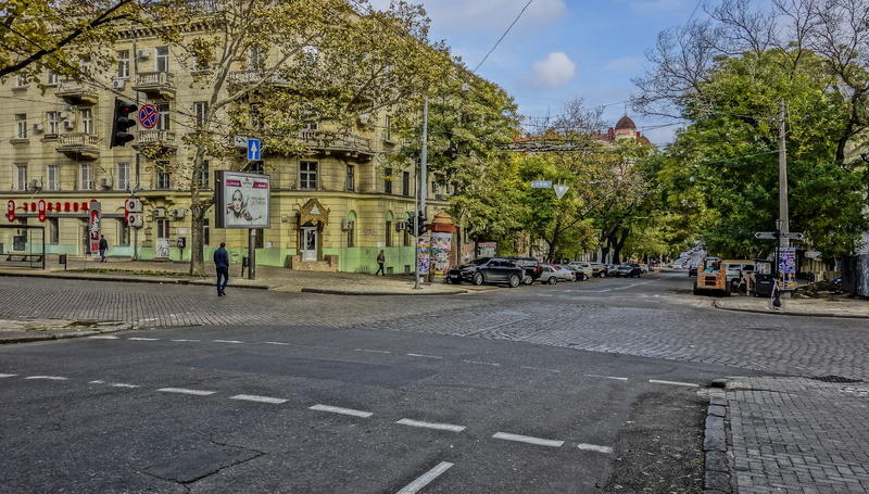 incidental people, city, day, transportation, 5K, road marking, building exterior, road, architecture, marking, built structure, paving stone, tree, land vehicle
