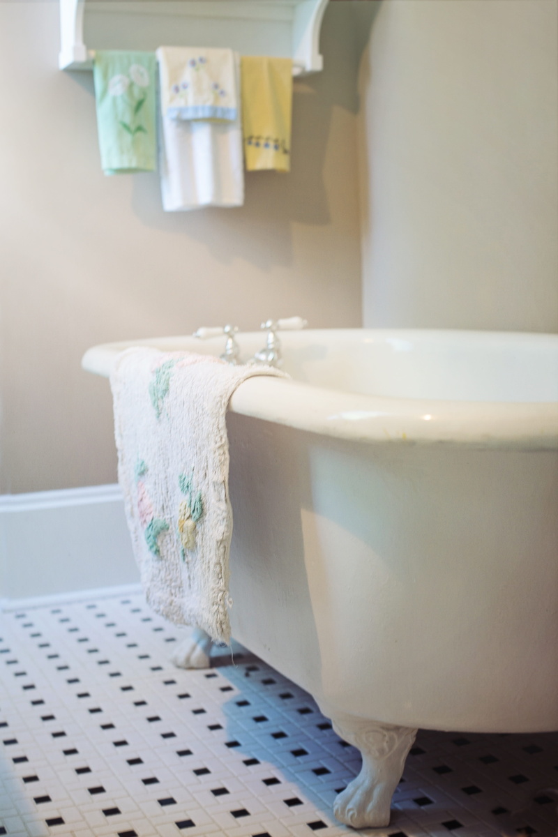 still life, retro, bath, bathing, food and drink, foot, close-up, no people, luxury, seat, bed, antique, home, bath towel, household equipment, 5K, tub