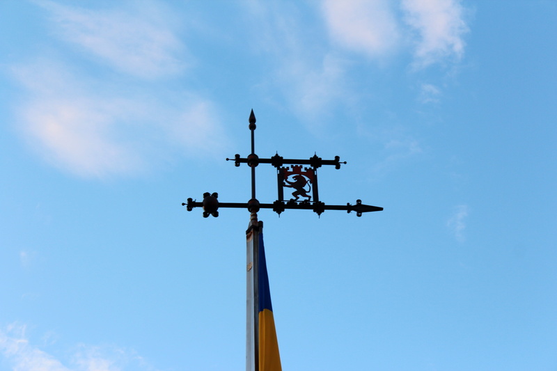 flag pole, metal, 5K, direction, lions, flag, no people, blue, dom, architecture, sign, national colors, pole, low angle view, weather vane, coat of arms