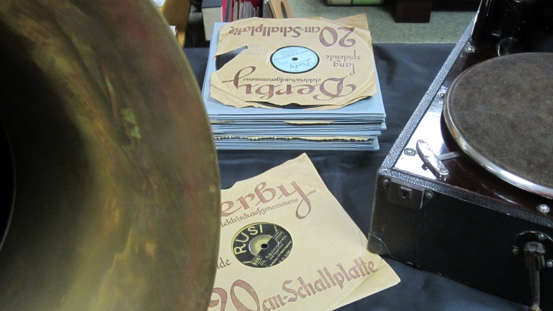number, music, 1080P, phonograph, day, still life, 1920s, wealth, for sale, western script, representation, no people, gramophone, communication, close-up