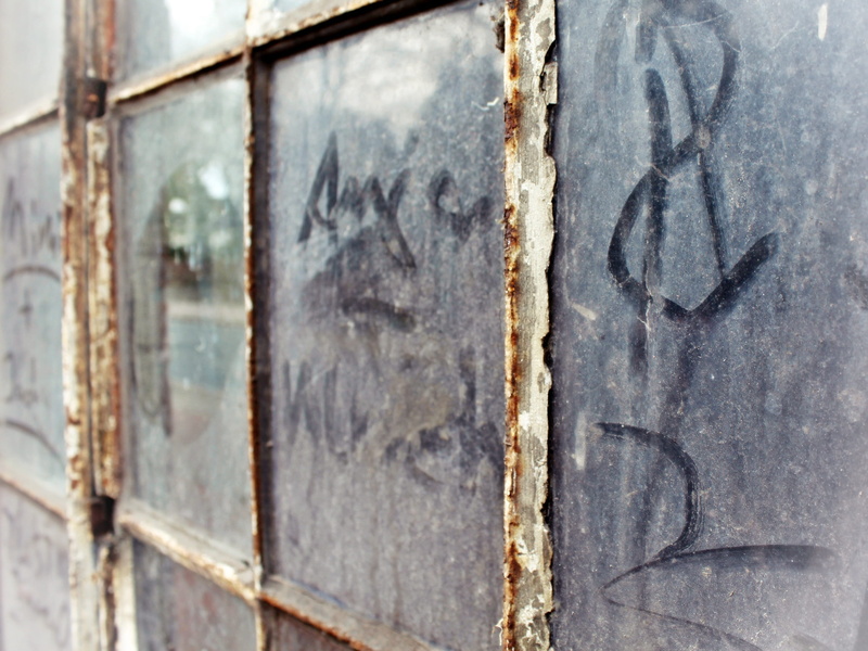 glas, close-up, building, outdoors, rusty, square, closed, Window Glass, backgrounds, window, dirty, selective focus, pattern, day, vintage, wood - Material