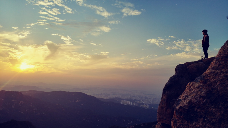 tranquil scene, cliff, Sunset, freedom, cloud - sky, on Top Of, mountain range, rock, 5K, People, standing, landscape, leisure activity, Edge, solid, scenics
