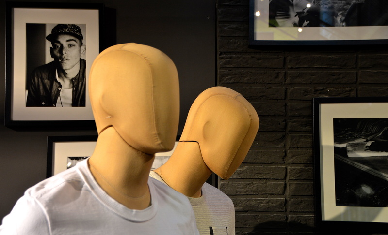 near, statue, store, indoors, human representation, people, art and craft, men, retail display, display dummy, 5K, fashion, mannequins, two, representation