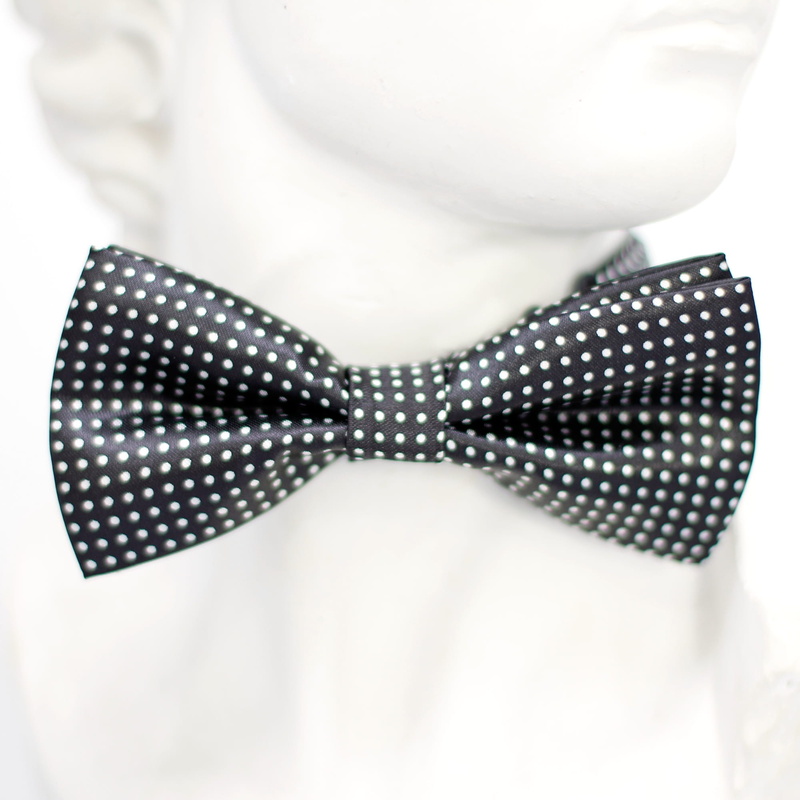 suit, midsection, 1080P, white color, dot, polka dot, black, pattern, pearl jewelry, display dummy, dolls, one person, tie, loop, jewelry, spotted, indoors