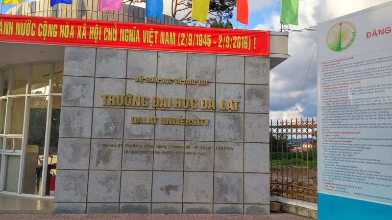 building exterior, information sign, advertisement, sign, western script, information, architecture, nature, built structure, trng i hc lt, non-western script