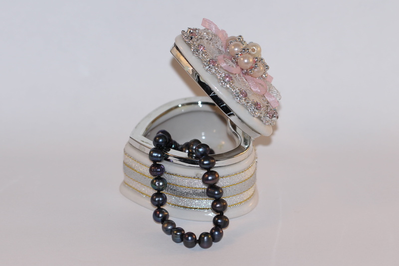 studio shot, semi-precious gem, pearl jewelry, wedding, indoors, bracelet, metal, single object, gemstone, decoration, elegance, wealth, bead, luxury, pearl