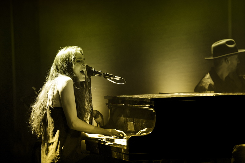 British singer, 2K, Jasmine van den Bogaerde, concert, Birdy