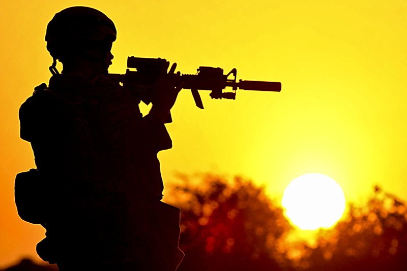 war, War and Army, government, men, machine gun, 720P, sunset, aggression, guarding, army soldier, military, weapon, silhouette, yellow, uniform, waist up