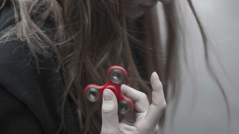 women, real people, young, human hand, hair, fidget spinner, portrait, finger, person, lifestyles, trend, nail polish, nail, hairstyle, adult, close up