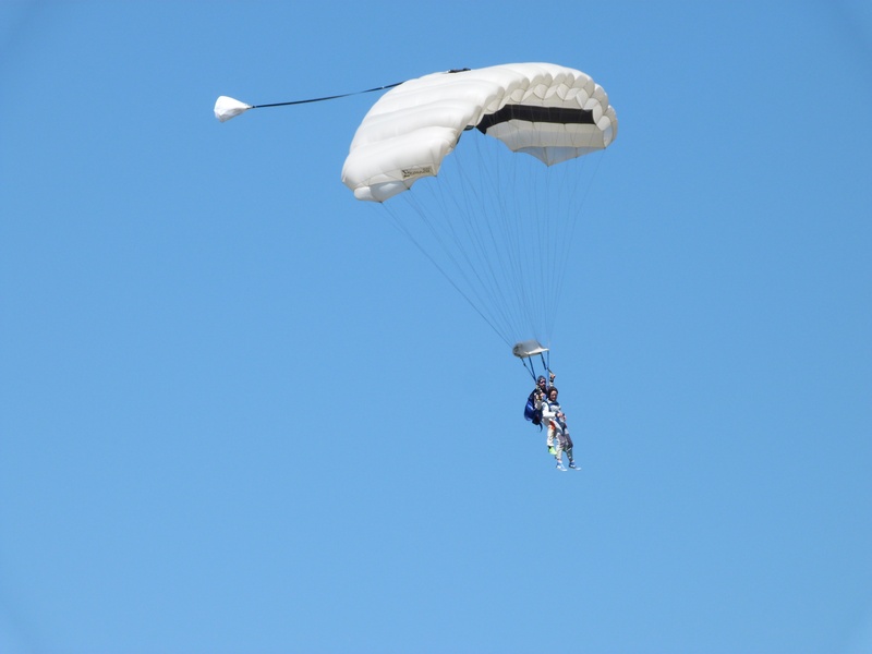 nature, paragliding, one person, jump, real people, joy, double, baptism, flying, extreme sports, unrecognizable person, sport, blue, copy space, parachute