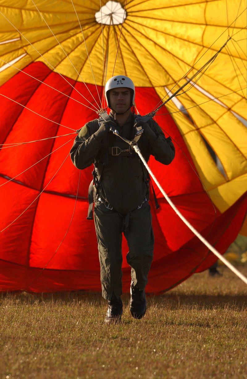 men, outdoors, real people, leisure activity, lifestyles, landing, clothing, teenager, front view, standing, military, overall, 2K, parachute, paratrooper