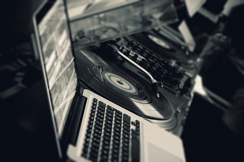 white, music, black color, still life, data, internet, keyboard, no people, dj, equipment, phonograph record, turntable, close-up, modern, black-and-white