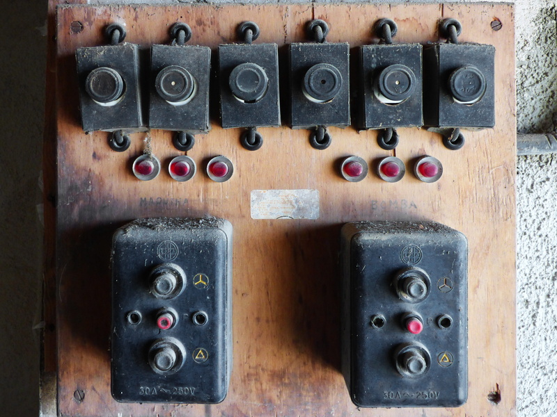 wood - material, electrical box, damaged, Electrical, indoors, Differential, fuel and power generation, industry, 4K, close-up, vintage, electrical equipment