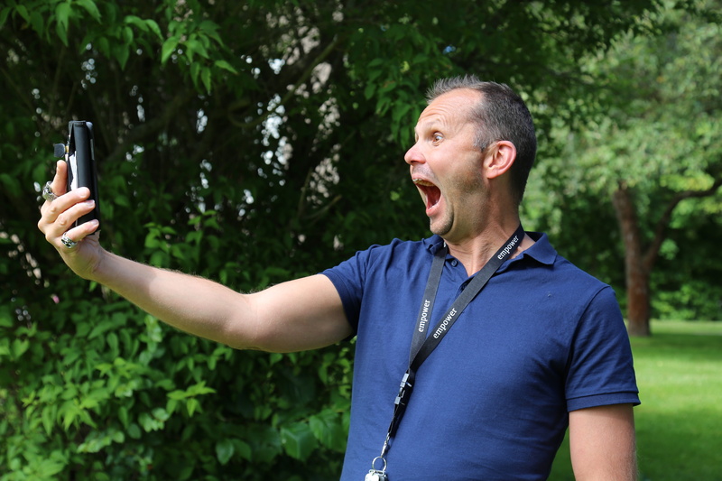 the person, people, smart phone, roar, screams, forest, mature men, mature adult, the man, casual clothing, mobile, angry, man, summer, holding, empower