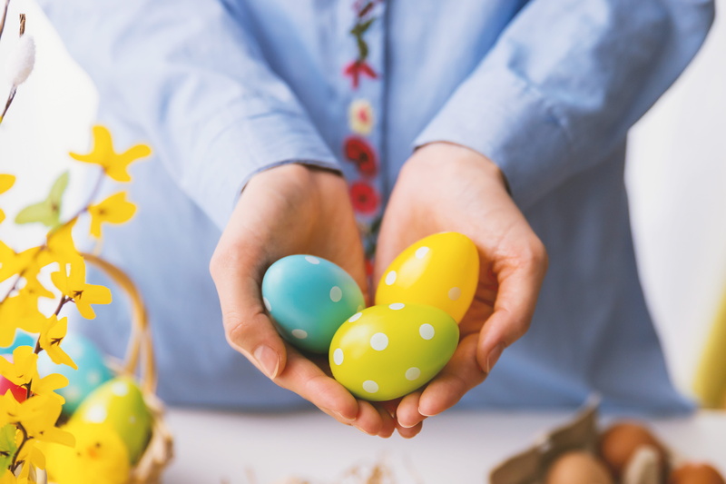 childhood, men, easter, hand, modern, adult, egg, males, holding, easter egg, midsection, celebration, multi colored, indoors, human hand, 5K, yellow